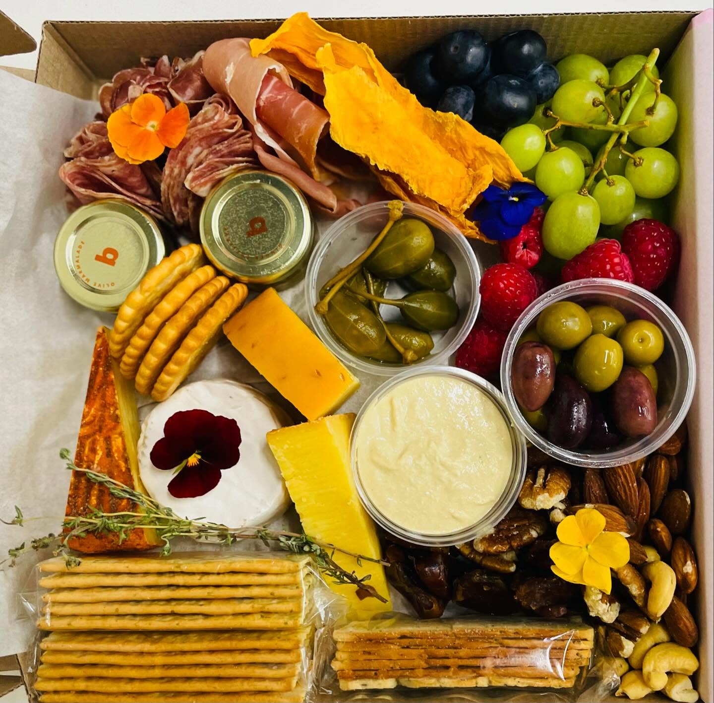 🧀🍇🍯 #cheeseboard #fundaysunday #charcuterieboard